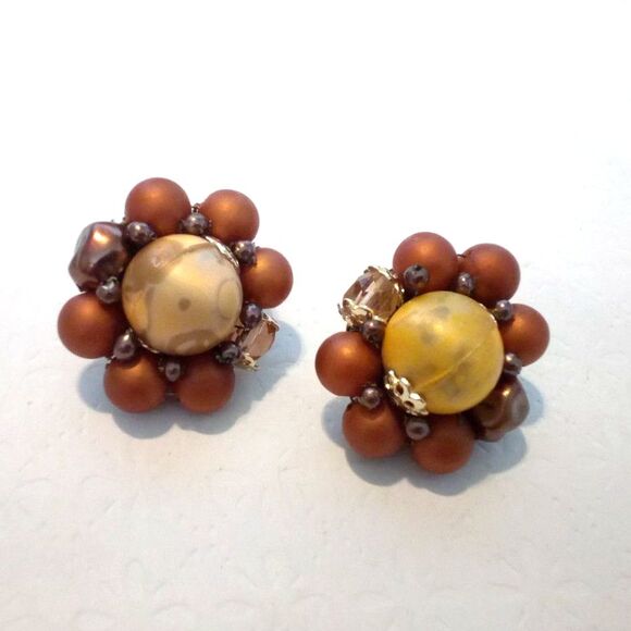 Vintage Mid Century Brown Bead Cluster Clip Earrings - Picture 2 of 3